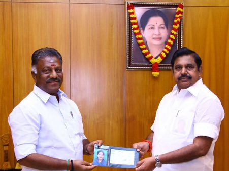 கஜா புயல் நிவாரண நிதி.. அதிமுக ரூ.1 கோடி.. முதல்வரிடம் வழங்கினார் ஓ.பன்னீர்செல்வம்