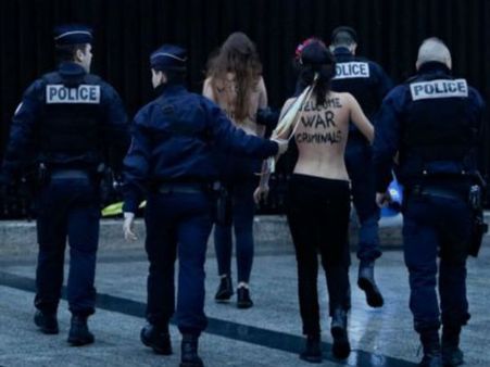 டிரம்ப்பின் காருக்கு முன் மேலாடை இல்லாமல் ஓடி வந்த 2 பெண்கள்.. என்ன காரணம்?!