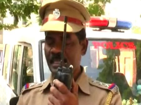 ஓவர்... ஓவர்... ஊரெங்கும் நிசப்தம்.. நடுராத்திரி... காற்றில் பறந்து வந்து விழும் அந்த கவிதை வரிகள்!