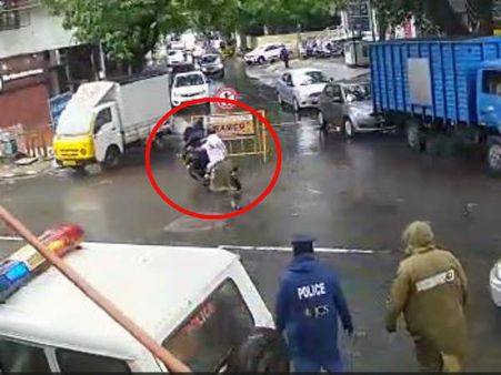 எந்த போலீஸ்காரருக்கும் இந்த நிலை வரக்கூடாது.. இன்ஸ்பெக்டரால் தள்ளிவிடப்பட்ட காவலர் மனைவி குமுறல்