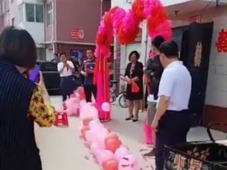 மாசில்லாத தீபாவளியை இப்படி பலூன் சரம் வெடித்து தான் கொண்டாடிக்கனும்!