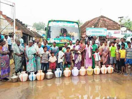 புயல் தாக்கி 11 நாளாகியும் குடிநீர், மின்சாரம் இல்லை... கிராம மக்கள் சாலை மறியல்