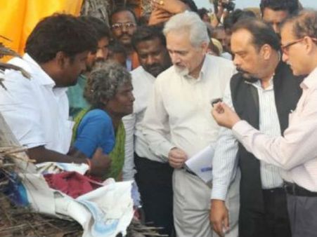 ஐயா.. எல்லாமே நாசமா போச்சு.. மத்திய குழுவினரின் காலில் விழுந்து பெண்கள் கதறல்