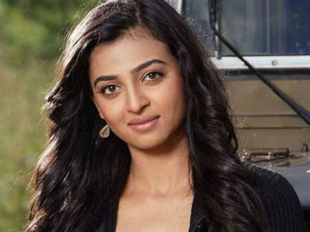 கவர்ச்சி போஸ்.. ஆபாச நடன அசைவுகள்.. இயக்குநர் மீது ராதிகா ஆப்தே மீடூ புகார்