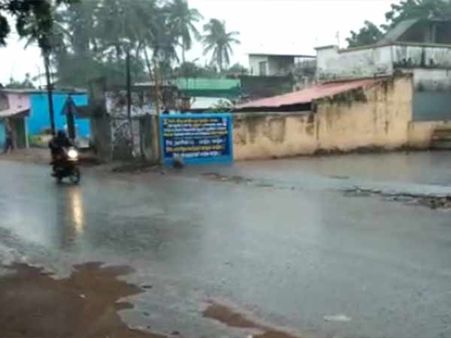 நாகை மாவட்டத்தில் வெளுத்து வாங்கும் மழை.. சூறாவளி காற்றும் வீசுகிறது.. எங்கெல்லாம் மழை?