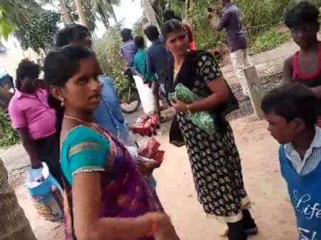 என்ன நிவாரணமாக இருந்தால் என்ன.. அந்த குட்டி பையனின் சந்தோஷத்தை பாருங்கள்!