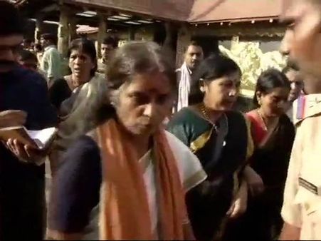 சபரிமலையில் பதட்டம்.. 30 வயது பெண் நுழைய முயன்றதால் பக்தர்கள் போராட்டம்