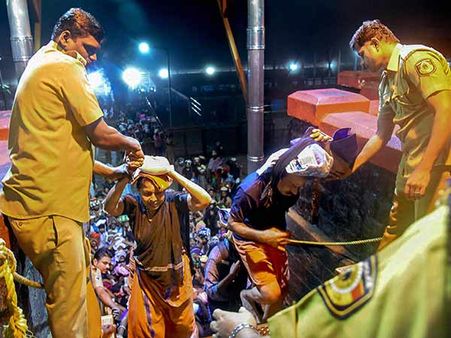 சபரிமலை ஐயப்பன் கோவில் நடை திறப்பு... ஆண்கள் மட்டுமே தரிசனம்!