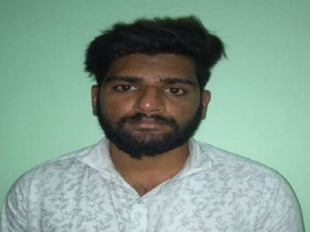 இப்பத்தான் குத்திட்டு வர்றேன்.. லைசென்ஸ் கேட்ட போலீஸாரை அதிர வைத்த கர்நாடக இளைஞர்