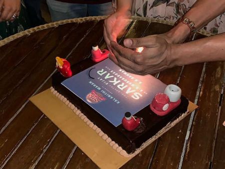 கேக் வெட்டியதிலும் சர்கார் சர்ச்சை.. இங்கேயும் அதிமுக இலவசங்கள் மட்டும்.. திமுக இலவசங்கள் எங்கேப்பா!