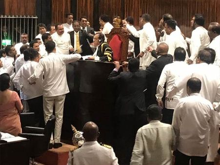 இலங்கை நாடாளுமன்றத்தில் கைகலப்பை உருவாக்கிய ராஜபக்சே பேச்சு.. சபாநாயகர் மீது தாக்குதல்