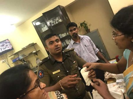 நம்பிக்கை வாக்கெடுப்பை தவிர்க்க ராஜபக்சே கட்சியினர் அராஜகம்.. சபாநாயகர் மீது மிளகாய் பொடி வீசினர்