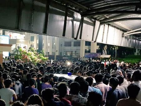 எல்லாம் உன் டிரஸ்ஸாலதான்.. மாணவியை குற்றம்சாட்டிய எஸ்ஆர்எம் வார்டன் சஸ்பெண்ட்!