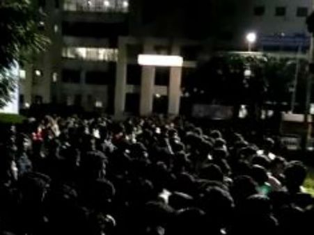 மாணவிக்கு பாலியல் தொல்லை.. போராட்டத்தில் குதித்த மாணவர்கள்.. எஸ்.ஆர்.எம் பல்கலை.யில் பரபரப்பு!