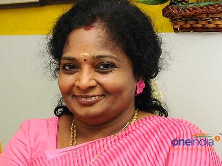 பிய்த்து பிய்த்து சாப்பிடுகிறார்.. அவ்வளவுதான்.. படுசூடாக வைரலான தமிழிசையின் தோசை டிவீட்!