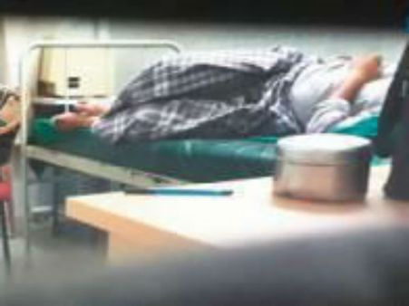 நல்ல போதை.. ராத்திரியில் லுங்கியுடன் ஆஸ்பத்திரிக்கு வந்த அரசு டாக்டர்.. ஷாக் ஆன நர்ஸ்கள்!