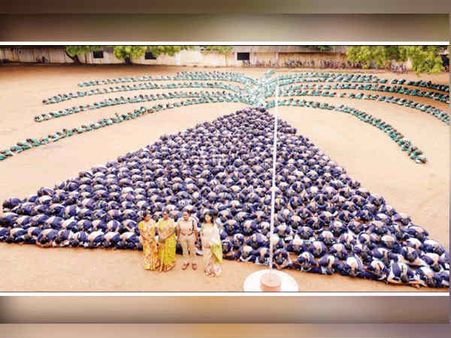 திருச்சி மாணவிகளின் வெடியில்லா தீபாவளி அணிவகுப்பு... 3 ஆயிரம் பேரின் அசத்தல் முயற்சி!