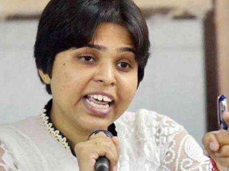 17ம் தேதி கண்டிப்பாக சபரிமலை போவேன்.. தடுத்துப் பாருங்கள்.. திருப்தி தேசாய் சவால்