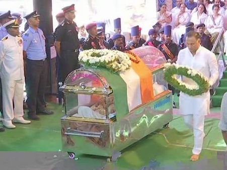 மத்திய அமைச்சர் அனந்தகுமார் உடல் முழு அரசு மரியாதையுடன் தகனம்!