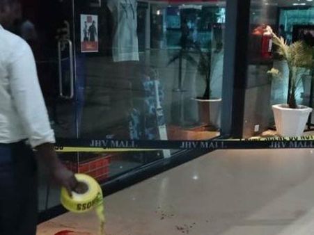 டிஸ்கவுண்ட் கொடுக்காததால் ஆத்திரம்.. இருவர் சுட்டுக்கொலை.. பட்டப்பகலில் மாலில் நடந்த கொடூர கொலை!