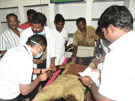 கஜா: புதுக்கோட்டையில் மின்சாரம் தாக்கிய ஊழியர்.. அமைச்சர் மீட்டு மருத்துவமனையில் சேர்த்தும் பலி
