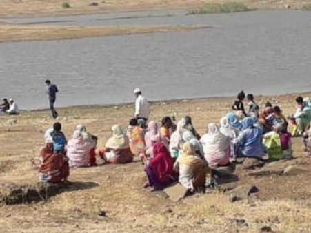 தண்ணீர் திருட்டு.. 24 மணி நேரமும் சுழற்சி முறையில் குளத்தை பாதுகாக்கும் கிராம மக்கள்!