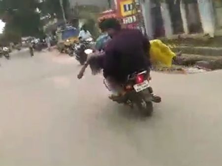 குளத்தில் மூழ்கிய பாட்டி.. நண்பன் பட பாணியில் காப்பாற்றிய இளைஞர்கள்.. தஞ்சை அருகே பரபரப்பு