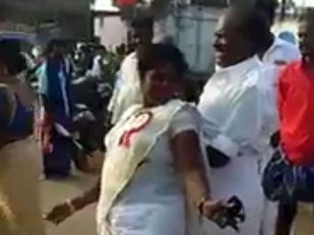 ஒருவர் மீது ஒருவர் சாய்ந்து.. ஜெ. நினைவு நாளில் நடு ரோட்டில் பின்னிப் பிணைந்த அதிமுக ஜோடி!