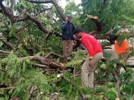 ஆந்திராவில் கரையைக் கடந்தது பேய்ட்டி புயல்.. சூறாவளியுடன், பேய் மழை