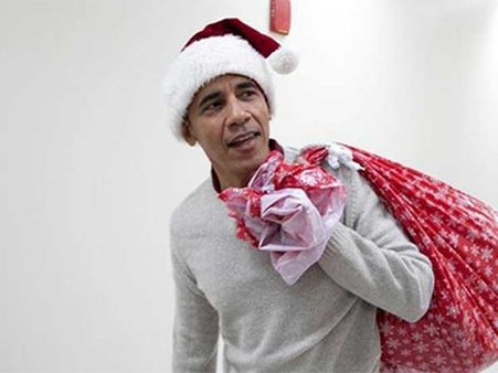 சாண்டாகிளாஸ் வேடம்.. ராக்ஸ்டார் நடனம்.. கிப்டுடன் குழந்தைகள் மருத்துவமனைக்கு விசிட் அடித்த ஒபாமா