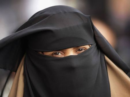 இளைஞர்களிடம் ஆபாச பேச்சு.. பெண் வேடத்தில் பேசி தர்ம அடி வாங்கிய இளைஞர்!