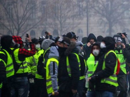 இதுதான் போராட்டம்.. பிரான்சில் கூடிய 4 லட்சம் பேர்.. பயந்து பெட்ரோல் விலையை குறைத்த அதிபர்!