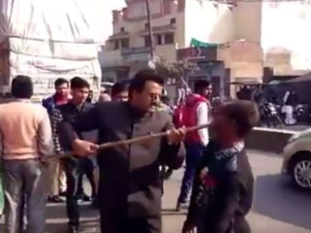 அகிலேஷுக்கு ஓட்டு போட சொன்னதால் ஆத்திரம்.. மாற்றுத்திறனாளியின் வாயில் குச்சியால் குத்திய பாஜக தலைவர்