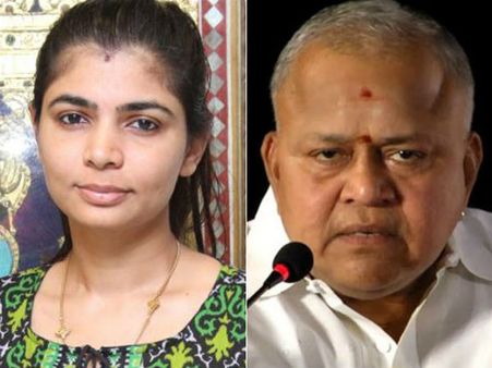 'டத்தோ' பட்டம் பொய்.. ராதாரவியை மீண்டும் வம்பிக்கிழுக்கும் சின்மயி