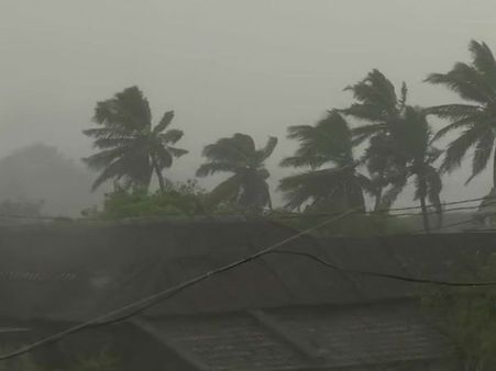 காக்கிநாடா அருகே பேய்ட்டி புயல் கரையைக் கடக்கும்.. வானிலை மையம்