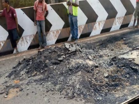 220 கோடியைக் கொண்டு போய் கொட்டி கட்டிய பாலம்.. ஜல்லி ஜல்லியா பேந்து போச்சே!