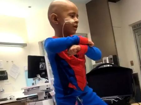 புற்றுநோய் சிகிச்சை பெற்று கொண்டே டான்ஸில் கலக்கும் 5 வயது சிறுவன்.. அமெரிக்காவில் ஆச்சர்யம்!