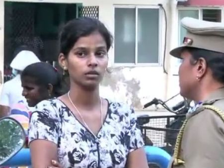 தேவிப்பிரியாவை தானே திருத்தலாம் என தந்தையிடம் கூட சொல்லாத பானுமதி!.. மகள் கையாலேயே கொலையுண்ட சோகம்!