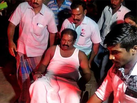 கேட் கீப்பரை அதிமுக எம்.பி. அடித்தாரா.. திண்டுக்கல்லில் பரபரப்பு.. மருத்துவமனையில் எம்.பி!