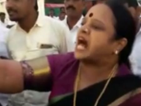 போலீஸாரிடம் அடாவடி பேச்சு.. திமுக பெண் பிரமுகர் மீது பாய்ந்தது வழக்கு