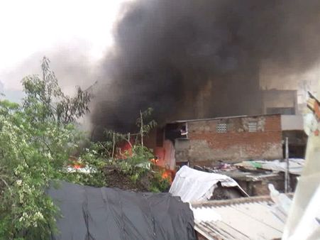 சென்னையில் காஸ் சிலிண்டர் வெடித்து குடியிருப்புகளில் பரவிய தீ.. கடும் போராட்டத்திற்கு பிறகு அணைப்பு