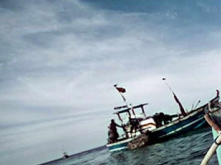 எல்லை தாண்டி மீன்பிடிப்பு.. சென்னை அருகே 5 இலங்கை மீனவர்கள் கைது.. இந்திய படை அதிரடி!