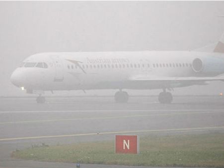 டெல்லியில் கடுமையான மூடுபனி… விமானங்கள் புறப்பட தடை.. பயணிகள் அவதி