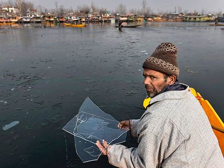 வரலாறு காணாத பனிப்பொழிவில் காஷ்மீர்... உறைந்து போனது தால் ஏரி
