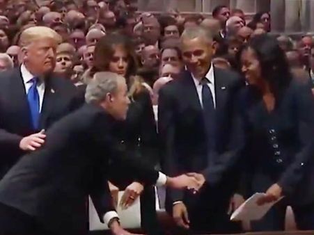 அப்பா உடலுக்கு அஞ்சலி செலுத்த வந்த மிஷல் ஒபாமாவுக்கு மிட்டாய் கொடுத்த புஷ்!