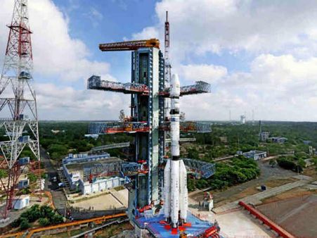 இணைய வேகம் தாறுமாறாக அதிகரிக்கும்.. நாளை மறுநாள் செலுத்தப்படுகிறது ஜிசாட்-11 சாட்டிலைட்!