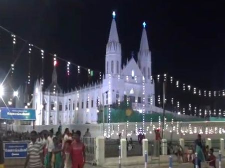 உலகை ரட்சிக்க பிறந்த தேவ மைந்தன்: நடெங்கும் தேவாலயங்களில் விடிய விடிய கிறிஸ்துமஸ் கொண்டாட்டம்