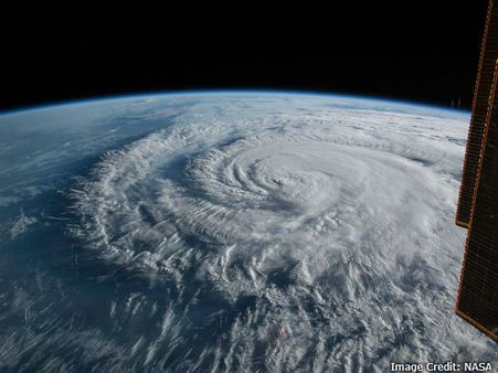 ஜில் ஜில் சூரியன்.. சிலீர் பூமி.. உறைய வைத்த புளோரன்ஸ்.. மறக்க முடியாத 2018 ஸ்பேஸ் படங்கள்