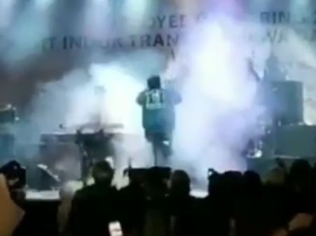 இசை நிகழ்ச்சியின் போது பொங்கி வந்த கடல்.. பரிதாபமாக சிக்கிய மக்கள்.. இந்தோனேசிய சுனாமி வீடியோ