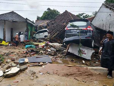 இந்தோனேசியாவை உலுக்கிய சுனாமி.. 282 ஆக உயர்ந்த பலி எண்ணிக்கை.. 800 பேர் மாயம்!